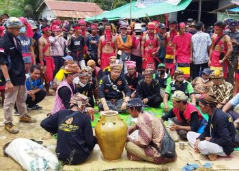 PT USP/FR Kecamatan Jelai Hulu Dihukum Adat