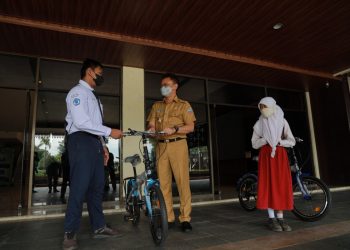 Dua Pelajar Pontianak Utara Dapat Hadiah Sepeda dari Edi Kamtono