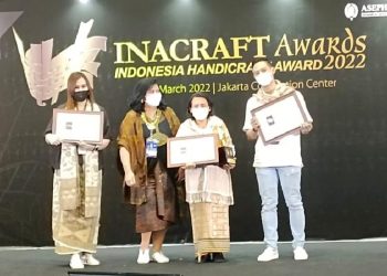 Tenun Sidan Kapuas Hulu Raih Juara 1 dan Best of the Best INACRAFT Award 2022