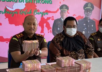 Cabjari Entikong Terima Penyerahan Uang Denda Kasus TPPU Tipikor Impor Rp3 Miliar
