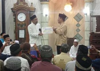 Safari Ramadan di Selakau, Bupati Serahkan Bantuan ke Masjid Jami’ Nurul Alamin
