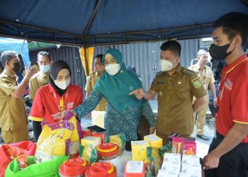 Diskumindag Sambas Gelar Bazar Murah di Pasar Tradisi Kartiasa