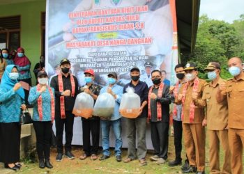 Bupati Kapuas Hulu Salurkan BLT-DD dan Benih Ikan di Nanga Dangkan