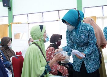 PKK Pontianak Salurkan Bantuan Bagi Dhuafa