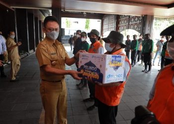 743 Pekerja Penanganan Sarana Umum Pontianak Terima Paket Lebaran