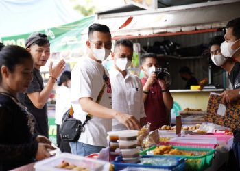 Borong Takjil, Edi Kamtono dan Evan ‘Hobby Makan’ Traktir Warga Berbuka Puasa