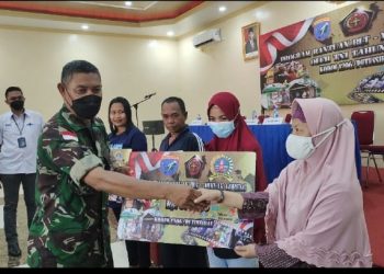 Kodim Putussibau Bantu Salurkan BLT Minyak Goreng