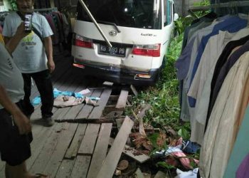 Panaskan Mobil, Tabrak Tiang Listrik dan Toko Lelong
