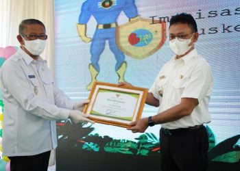 Tertinggi Cakupan Vaksinasi Covid-19 se-Kalbar, Pontianak Dianugerahi Penghargaan