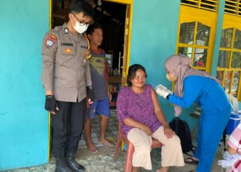 Vaksinasi Covid-19 di Sayan, Petugas Kesehatan dan Polisi Datangi Rumah Warga