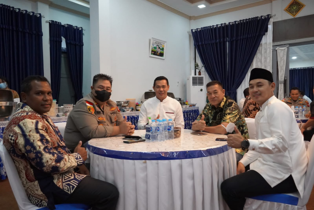 Hari Pertama Lebaran, Bupati Kapuas Hulu Silahturahmi Ke Rumah Wakil Bupati