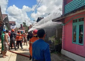 Kebakaran Hanguskan Tiga Rumah di Desa Sungai Batu
