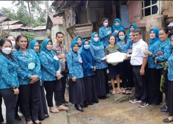 Kunjungi Warga, Ketua PKK Melawi Salurkan Kloset dan Semen