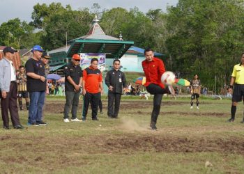 Bupati Cari Bibit Atlet Sepak Bola di Nanga Yen