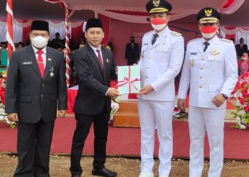 Di Hari Kemerdekaan, BPN Serahkan Sertifikat Tanah Aset Pemda ke Bupati Sis