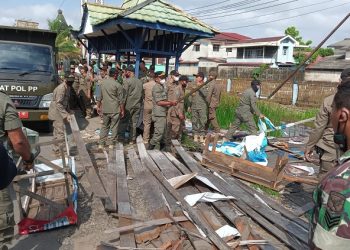 Satpol PP Pontianak Gusur PKL di Jalan Sultan Hamid ll