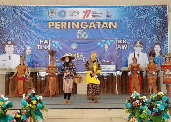 Lomba Busana Adat Daerah Semarakan HKG ke-50 PKK Melawi