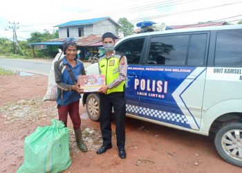 Patroli Sembari Bagikan Sembako Cara Sat Lantas Melawi Laksanakan Bakti Sosial