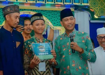 Tutup MTQ Tingkat Desa Kinjil Pesisir, Wabup Farhan Berikan Bonus Umrah ke Salah Satu Juara