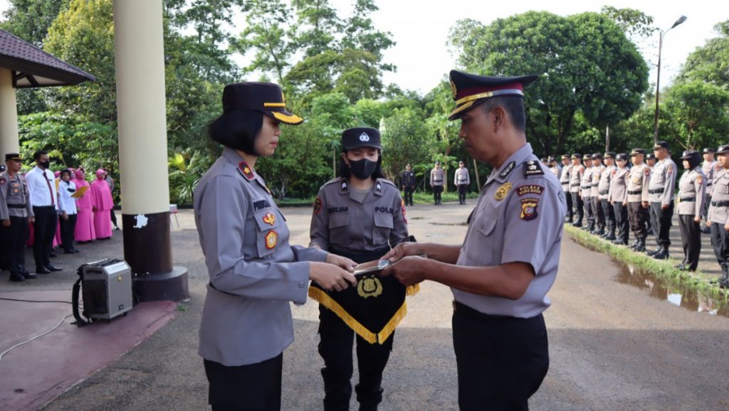 Polres Kubu Raya Gelar Upacara Kenaikan Pangkat Dan Wisuda Purna Bhakti