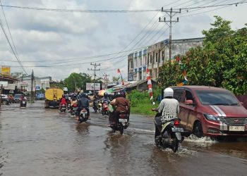 Jalan Dekat Turunan Jembatan Pawan I Terendam, Aktivitas Pengendara Sempat Macet