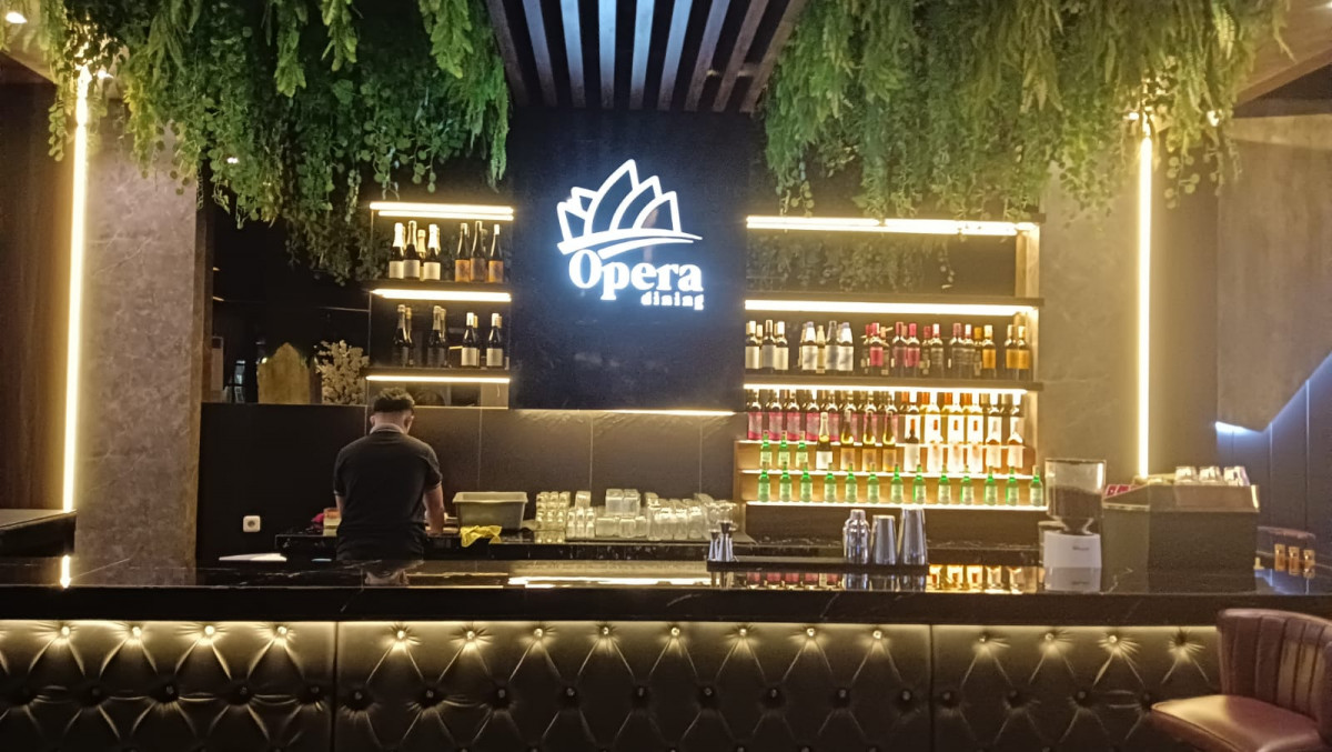 DISKOTIK. Opera Dining menjual berbagai Minuman Beralkohol. Padahal, Pemerintah Kubu Raya melarang keras peredaran Minol. Foto: Anshori AS/Jurnalis.co.id