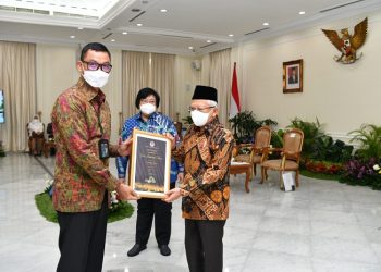 Pimpin PLN Sebagai Pilar Transisi Energi Nasional, Darmawan Prasodjo Dianugerahi Green Leadership Utama dari Pemerintah RI