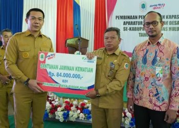 BPJSTK Serahkan Santunan JKM Kepada Keluarga Perangkat Desa di Kapuas Hulu