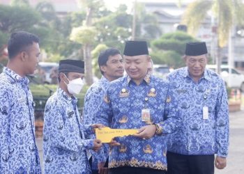 Sekda Ketapang Serahkan Bantuan Ambulans ke Sejumlah Puskesmas