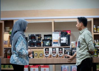 Kopi Aranio Binaan PLN Peduli Jadi Buah Tangan Favorit Turis di Bandara Syamsudin Noor