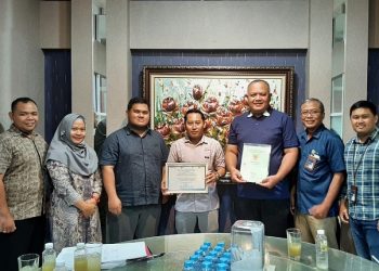 BPN Kapuas Hulu Serahkan Dua Sertifikat HGB Milik PLN