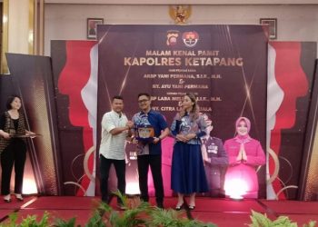 Malam Kenal Pamit, AJK Berikan Cenderamata ke AKBP Yani Permana