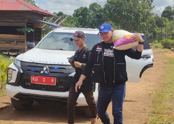 Bersama Paskas Kapuas Hulu, Wabup Wahyu Salurkan Beras untuk Anak Yatim dan Penghapal Alquran