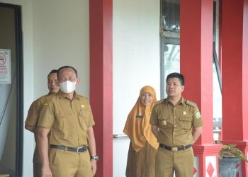 Tingkatkan Kedisiplinan ASN dan Honorer, Bupati Satono Sidak di OPD Pemkab Sambas