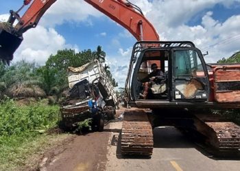 Damtruk dan Pikap Tabrakan di Jalan Trans Kalimantan Renggut Dua Nyawa, Satu Kritis