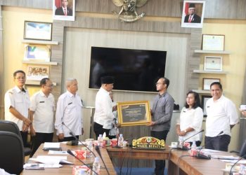 Lindungi Perangkat Desa dengan BPJS Ketenagakerjaan, Pemkab Kapuas Hulu Diganjar Penghargaan