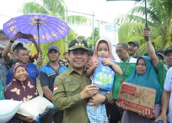 Bupati Satono Berikan Pengobatan Gratis Bagi Warga Terdampak Banjir di Desa Samustida