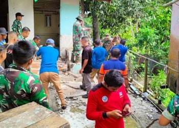 Rusak Parah Akibat Longsor, Tiga Rumah di Tanjung Sekayam Dibongkar