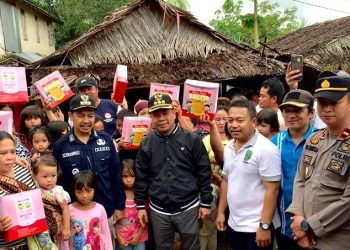Dampingi Bupati Satono Tinjau Banjir, Kapolsek Selakau Pastikan Penyaluran Bantuan Kondusif
