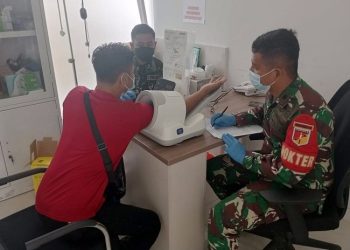 Satgas Pamtas RI-Malaysia Yonarmed 19/105 Trk Bogani Berikan Vaksinasi kepada Pelintas di PLBN Badau