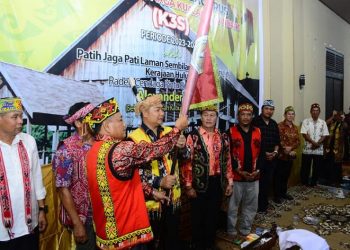 Sekda Alex Kukuhkan Pengurus Kerukunan Keluarga Kualan Semandang