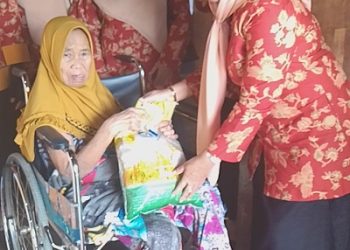 DWP Kapuas Hulu Bagikan Sembako untuk Kaum Dhuafa