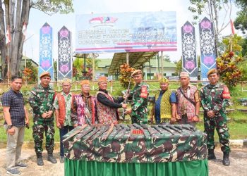 Masyarakat Batas Negeri di Kapuas Hulu Serahkan 17 Senpi dan 5 Amunisi