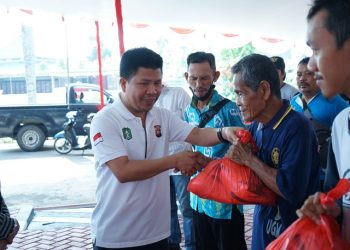 Bupati Satono Serahkan Paket Lebaran untuk Tenaga Kontrak Pemkab Sambas