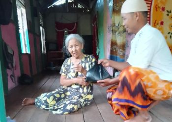 Karmadi Bagikan Paket Lebaran kepada Lansia dan Warga Kurang Mampu