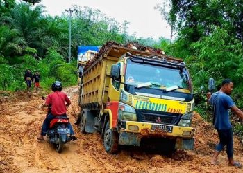 Jalan Penghubung Tiga Kecamatan Belitang Rusak Parah, Warga Dambakan Perbaikan