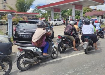 Warga Berburu BBM, Antrean Panjang di SPBU Kota Putussibau