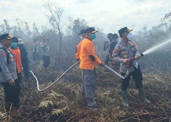 Kapolres Ketapang Turun Langsung Padamkan Karhutla di Desa Sungai Besar