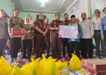 Peringati HBA ke-63, Kejari Kapuas Hulu Salurkan Bantuan Sembako dan Tali Asih