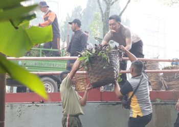 Peduli Lingkungan, Polres Bengkayang Gandeng TNI dan Dinas Terkait Bersihkan Bantaran Sungai